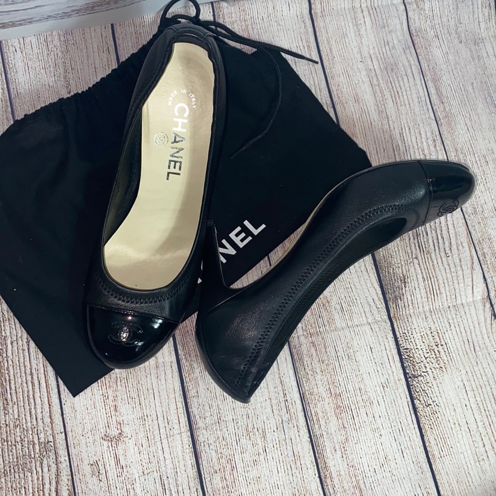 Chanel black CC Pumps